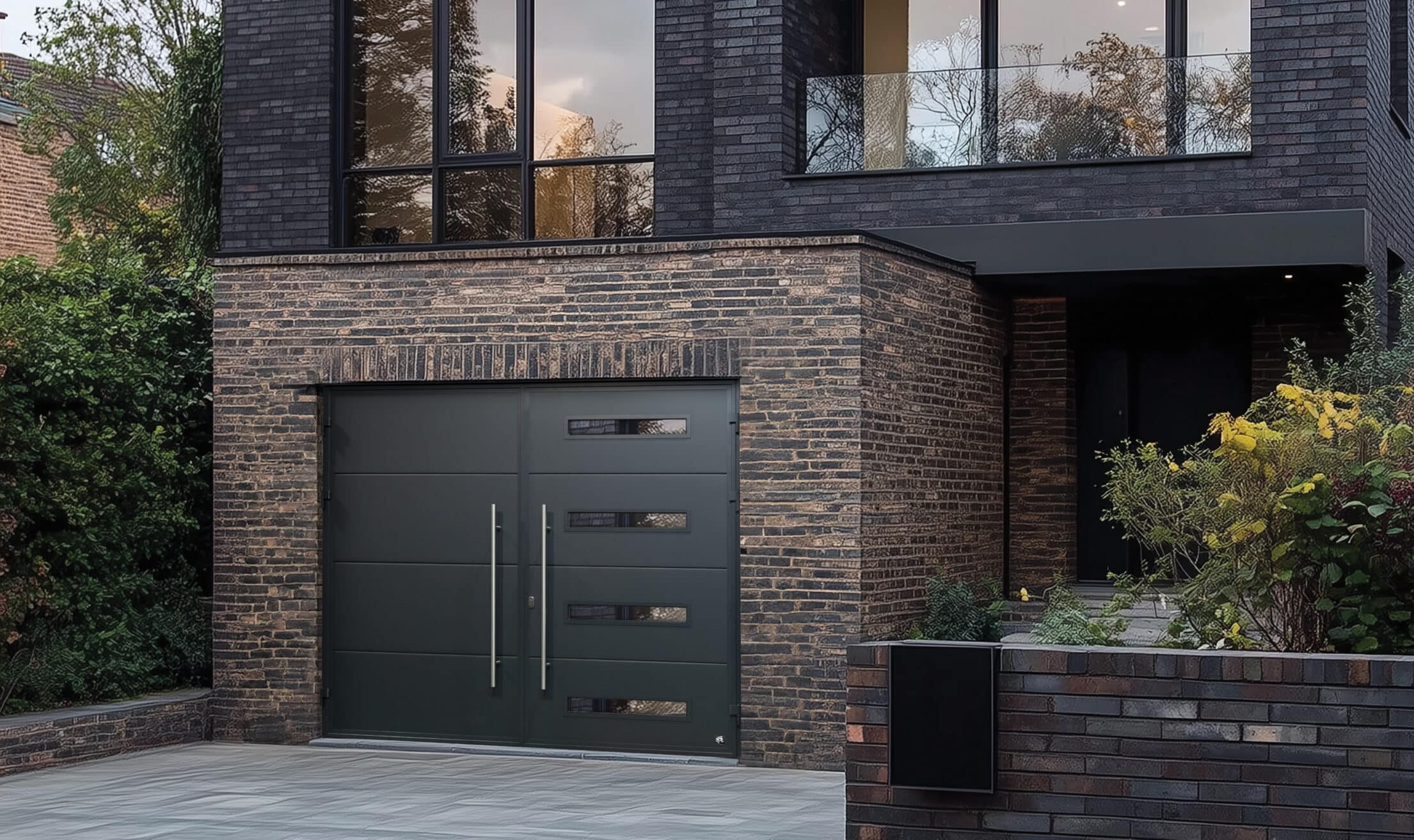 Side-hinged garage door hinge detail
